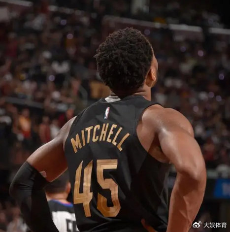 开云体育-米切尔下半场拿39分创NBA纪录，这支骑士队依旧有望冲击总冠军|多诺万-米切尔|克利夫兰骑士队|多诺万·米切尔|哈里森-巴恩斯|联盟_新浪新闻